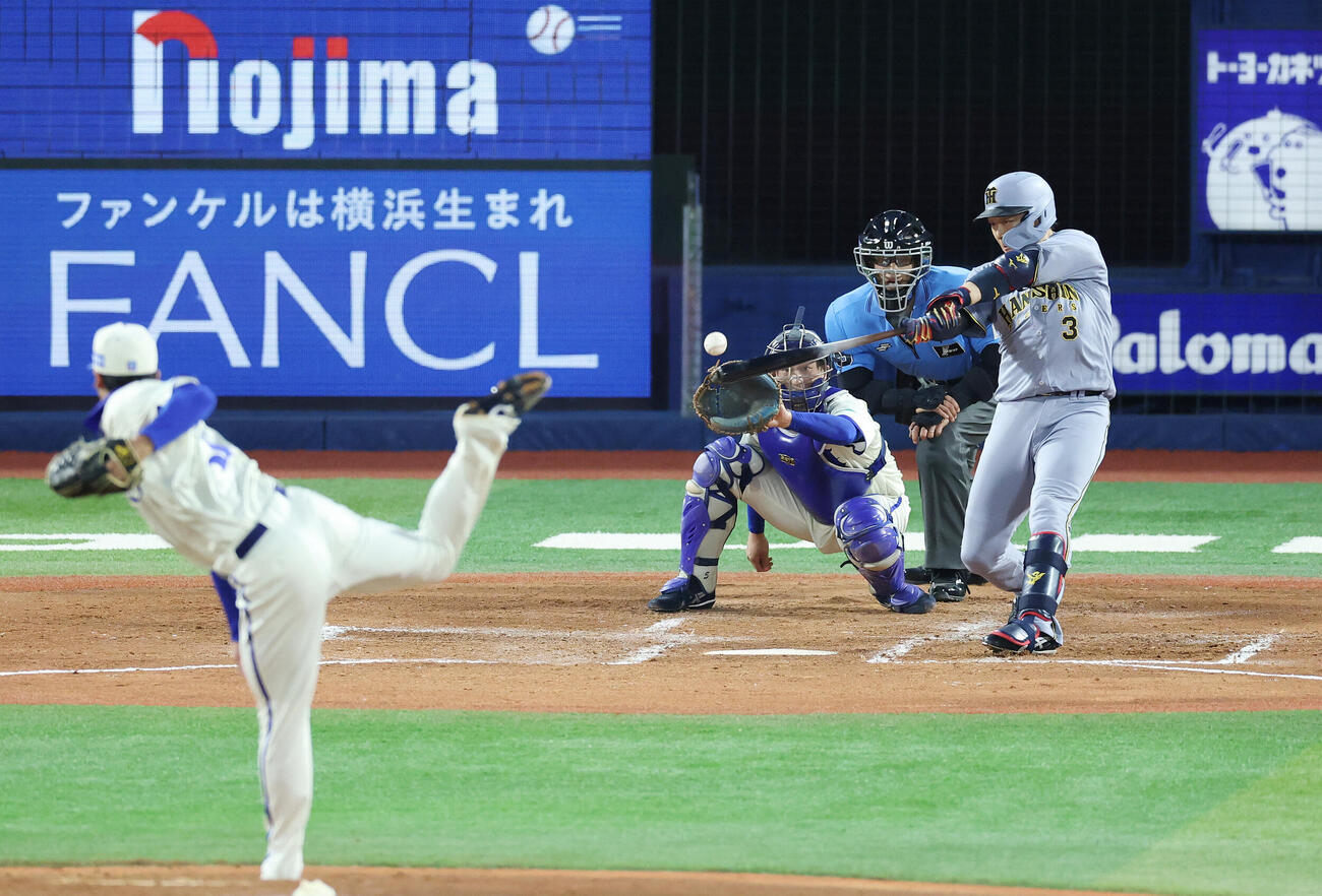 DeNA対阪神　3回表阪神2死一、二塁、適時打を放つ大山悠輔。投手尾形崇斗（撮影・宮地輝）