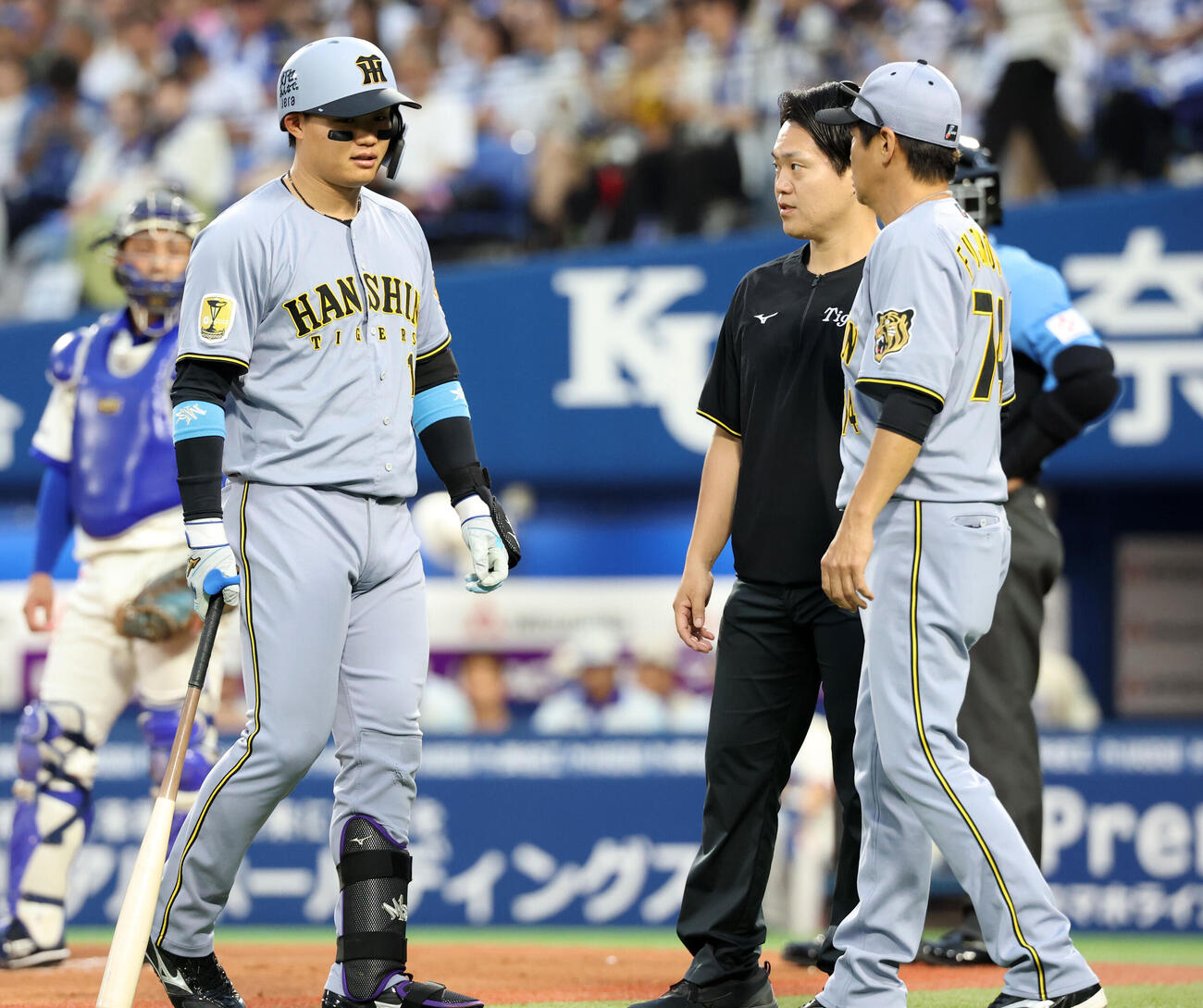 DeNA対阪神　1回表阪神1死一塁、森下翔太は打席の途中、トレーナーらがかけつけ何やら訴える（撮影・浅見桂子）
