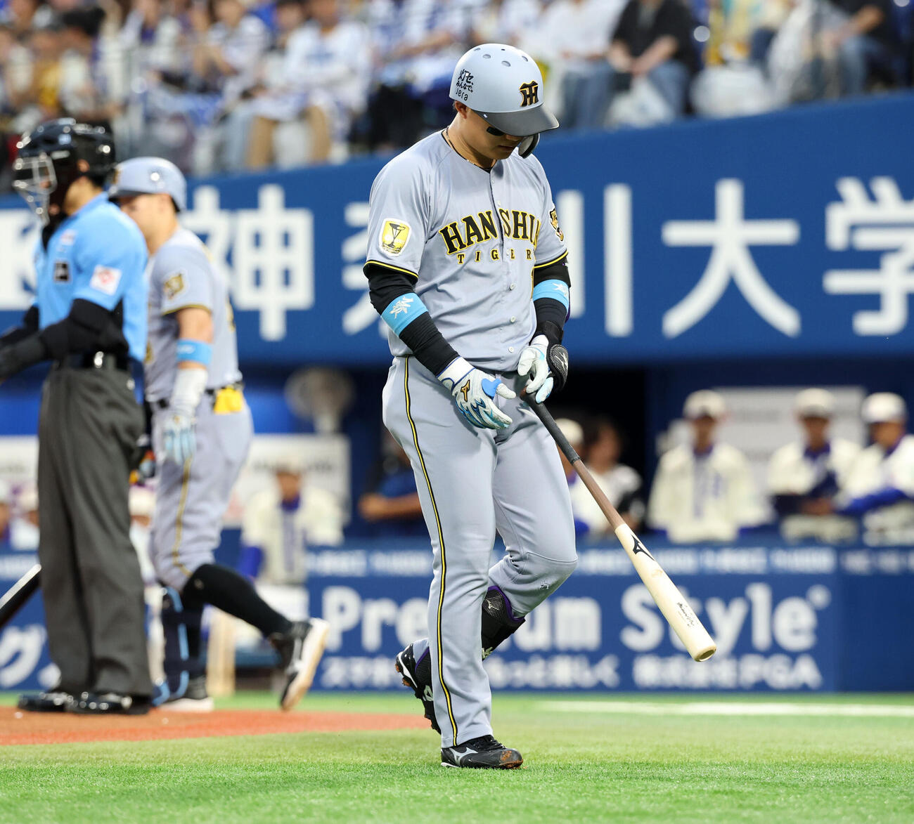 DeNA対阪神　1回表阪神1死一塁、森下翔太は三振に倒れ引き揚げる（撮影・浅見桂子）