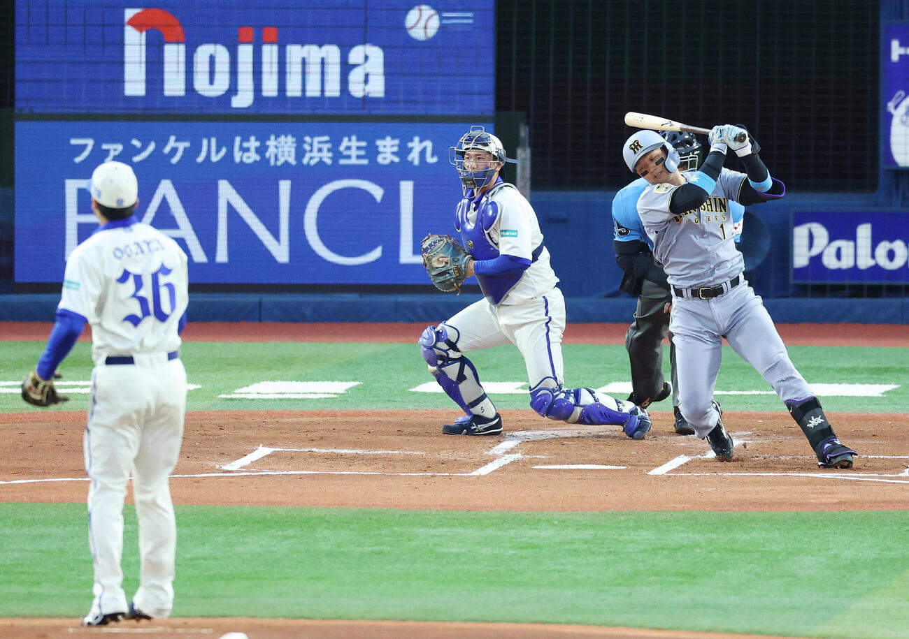 DeNA対阪神　1回表阪神1死一塁、空振り三振に倒れる森下翔太。投手尾形崇斗（撮影・宮地輝）