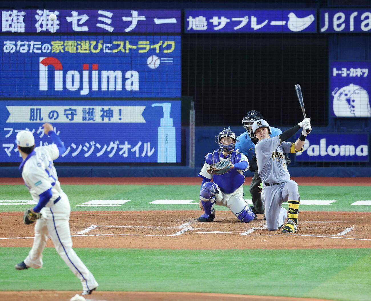 DeNA対阪神　2回表阪神1死、中前打を放つ伏見寅威。投手尾形崇斗（撮影・宮地輝）