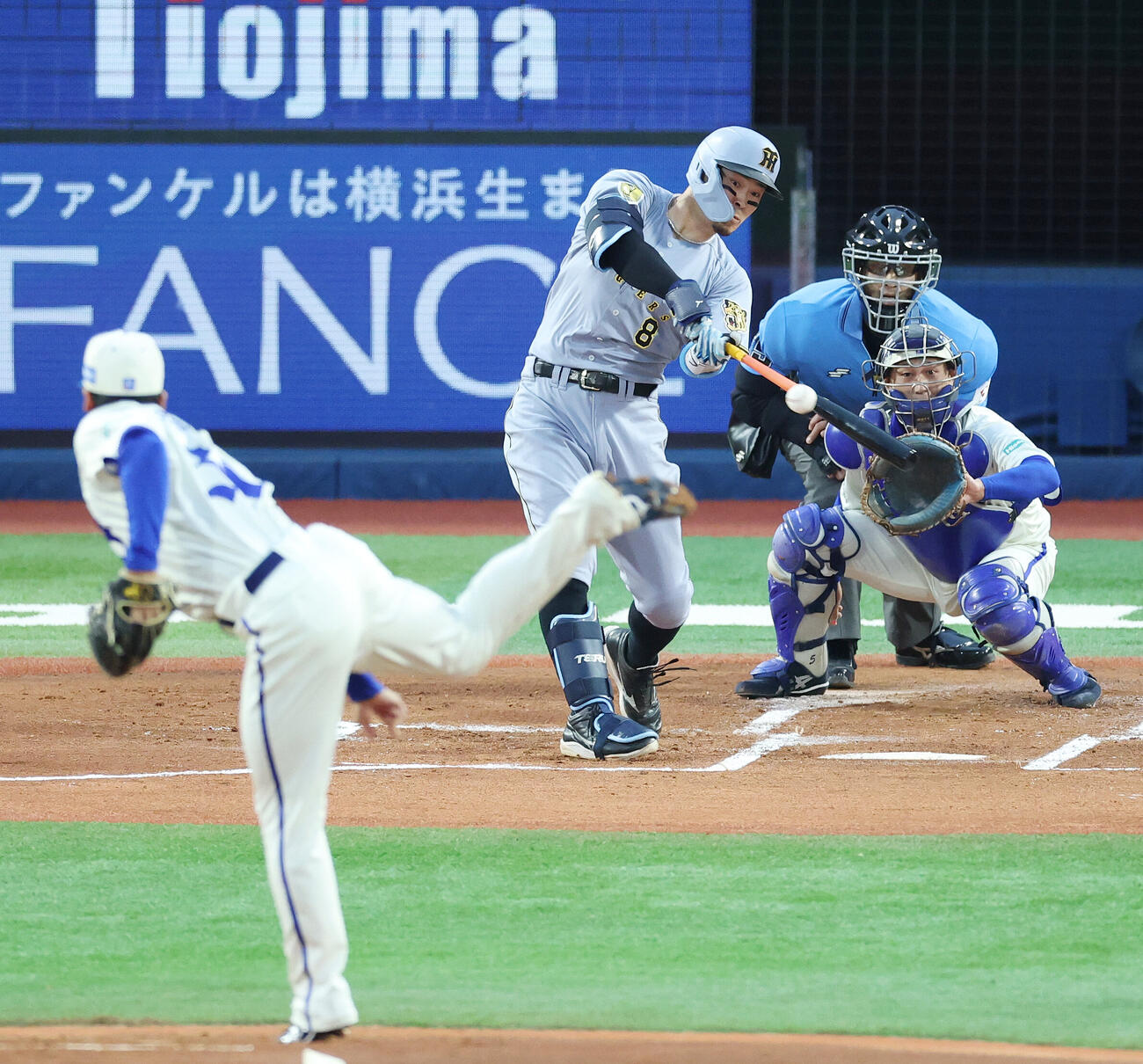 DeNA対阪神　1回表阪神2死一塁、右前打を放つ佐藤輝明。投手尾形崇斗（撮影・宮地輝）