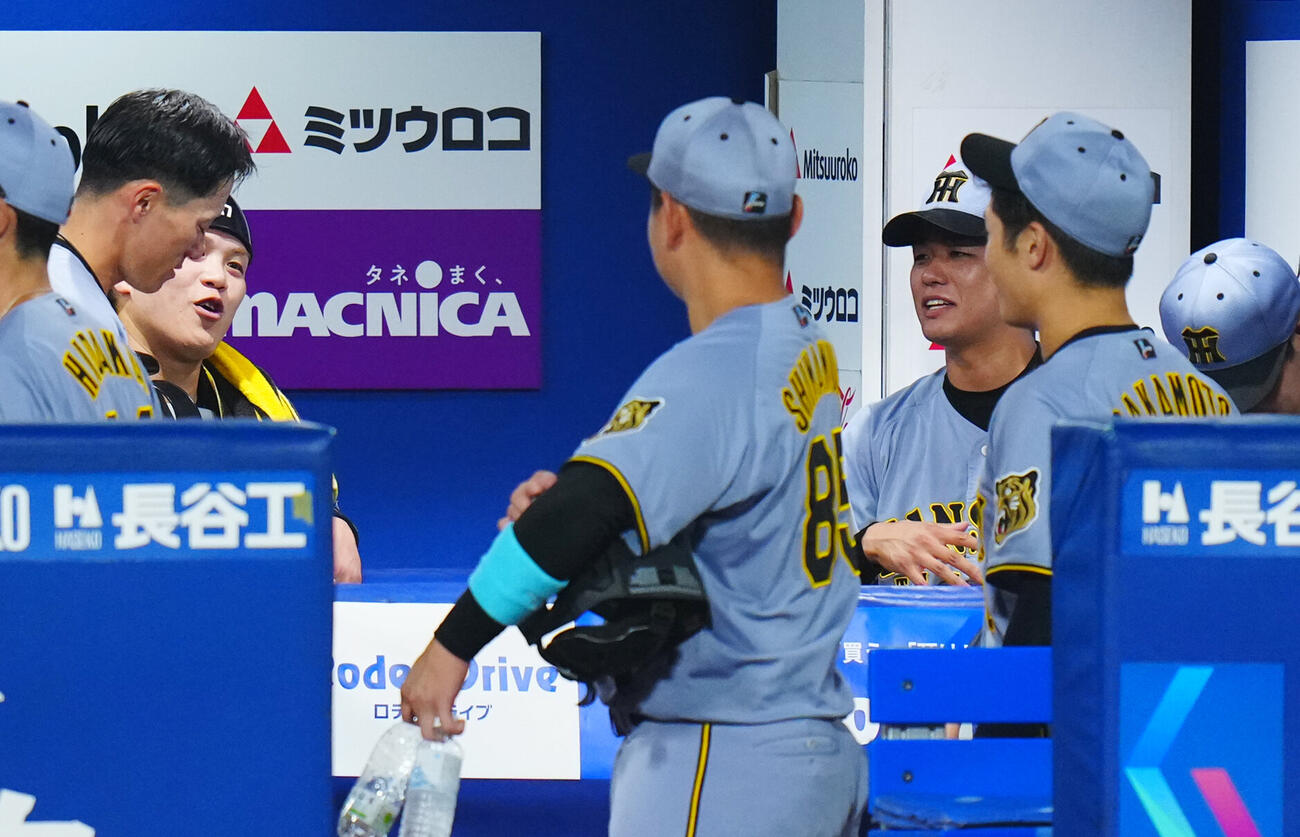 DeNA対阪神　DeNAに勝利し、試合後阪神高橋遥人（右から2人目）は福島圭音（同4人目）と言葉を交わす（撮影・垰建太）