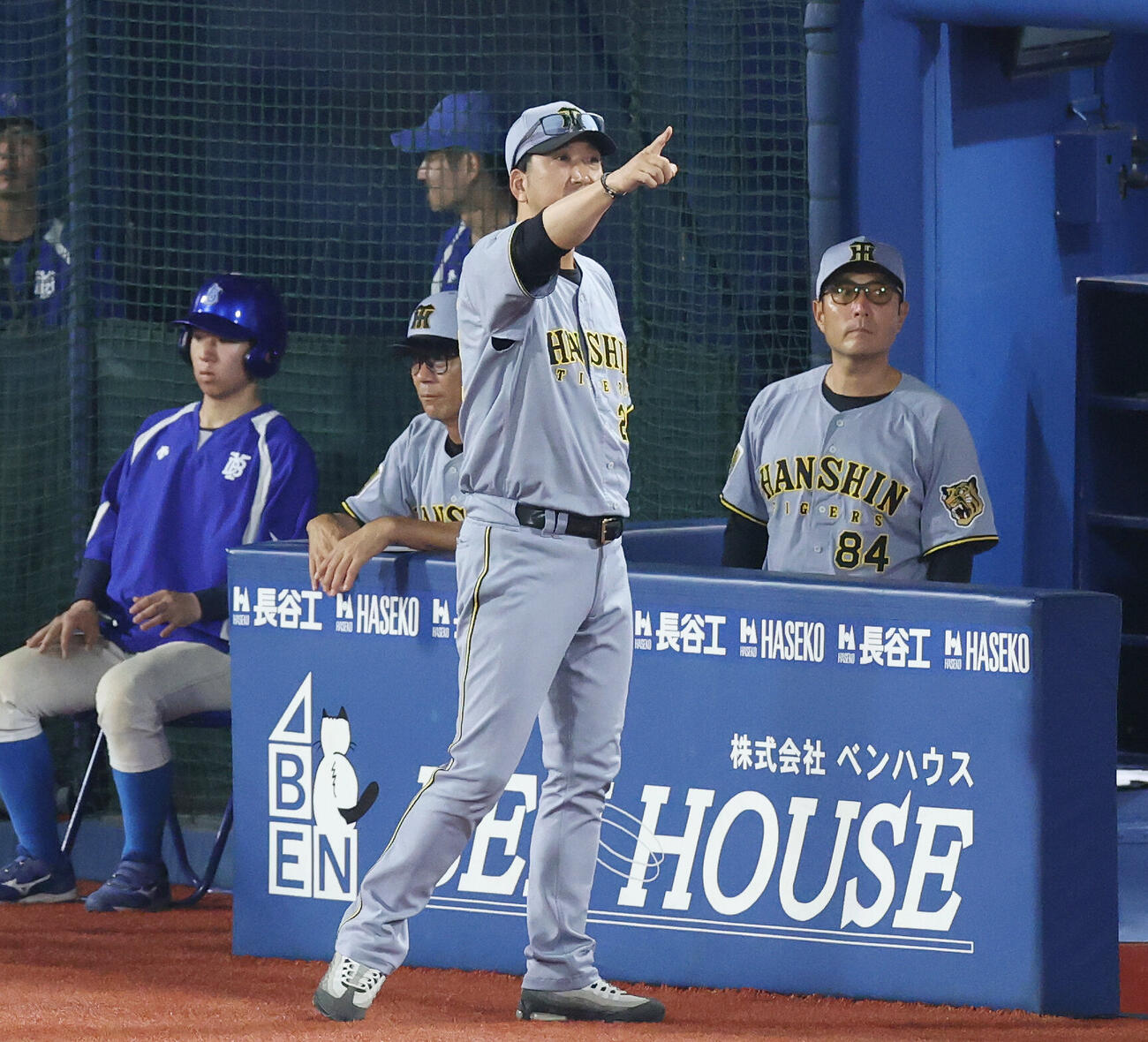 DeNA対阪神　7回裏DeNA無死一、二塁、左翼手福島圭音の交代を告げる藤川球児監督（撮影・宮地輝）