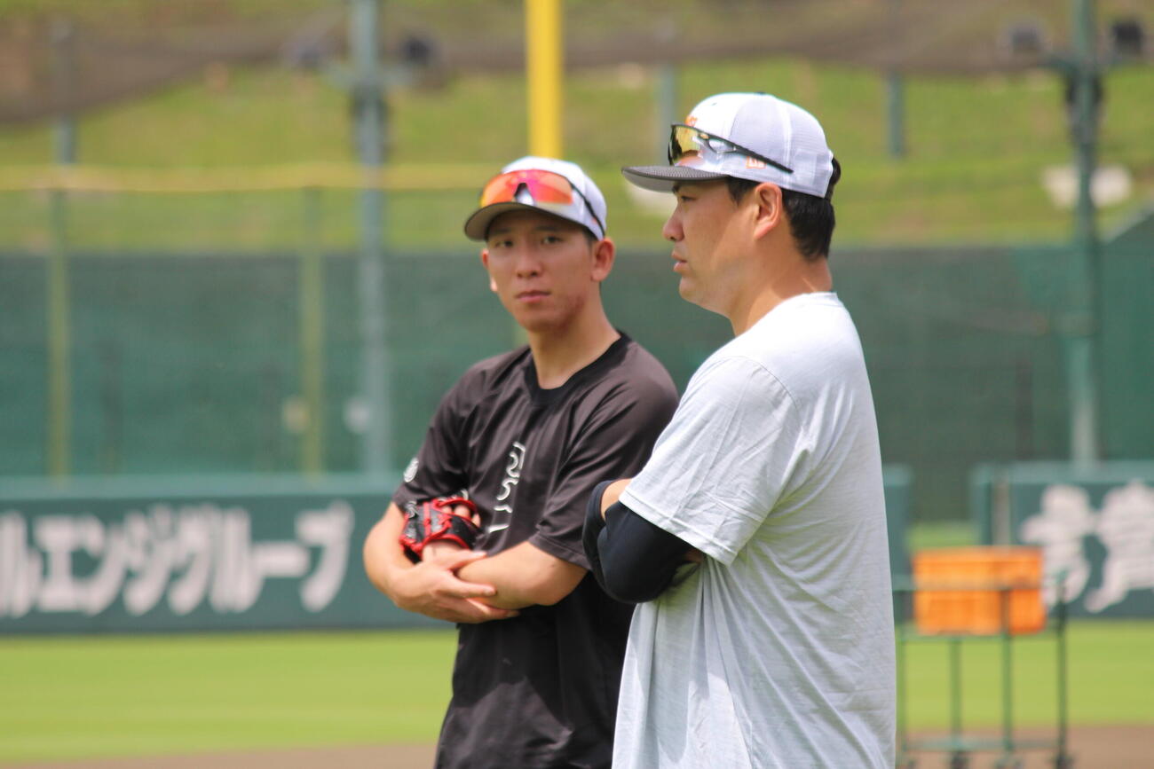 ジャイアンツ球場での練習中に笑顔で言葉をかわす田中将（左)と戸郷