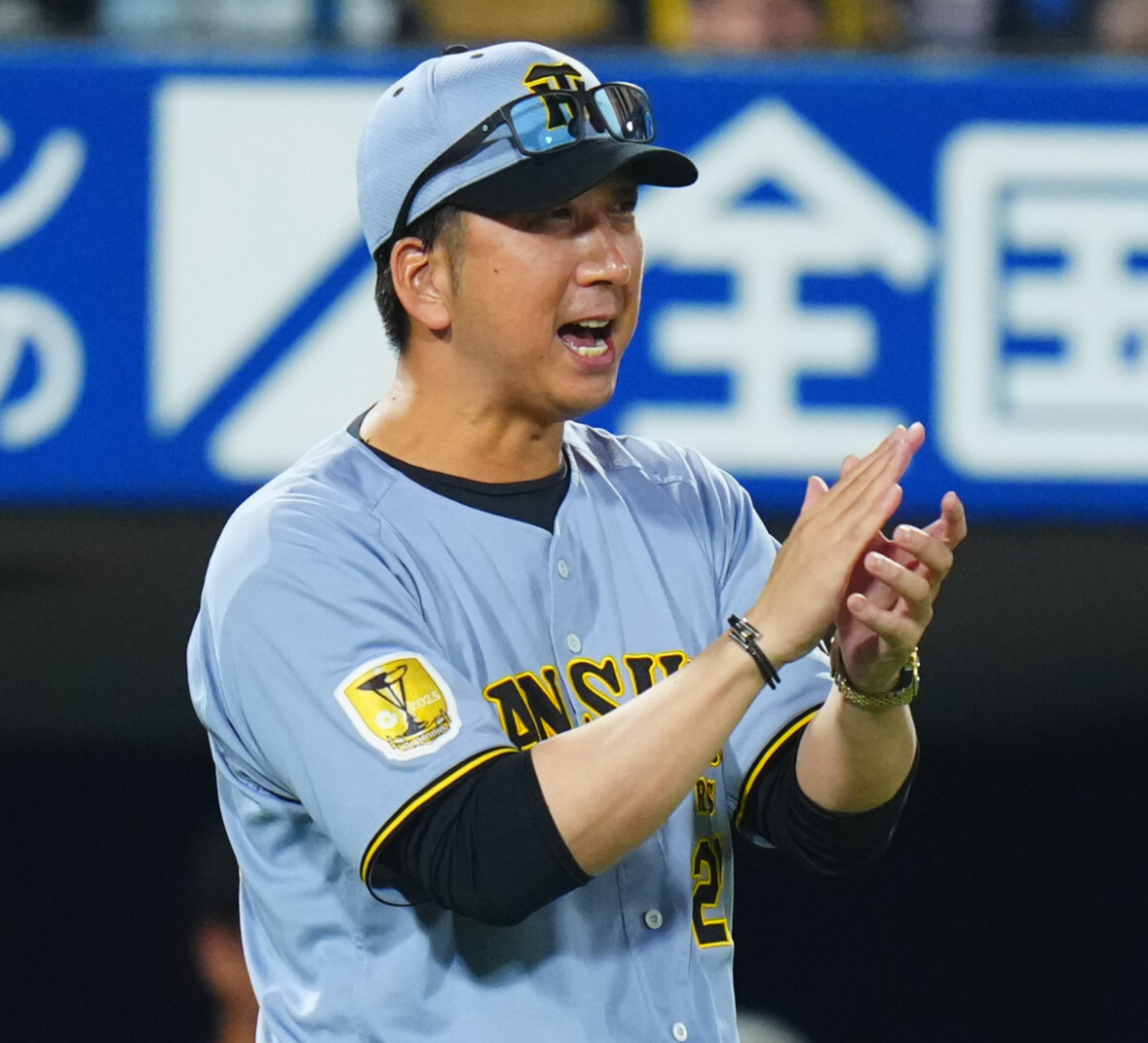 DeNAに勝利し、手をたたきナインを出迎える阪神藤川監督（2026年6月21日撮影）