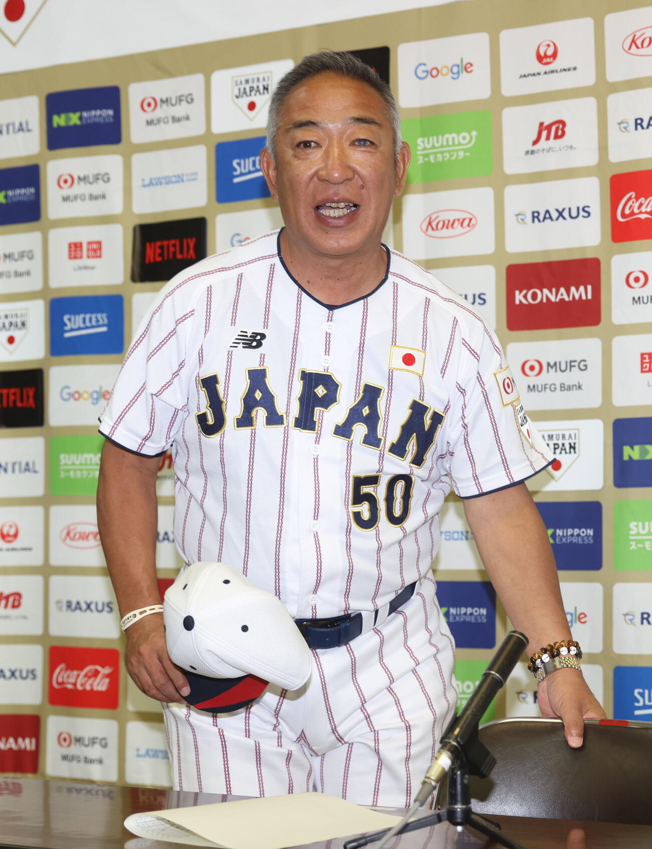代表を発表する鈴木英之侍ジャパン大学代表監督（撮影・柴田隆二）