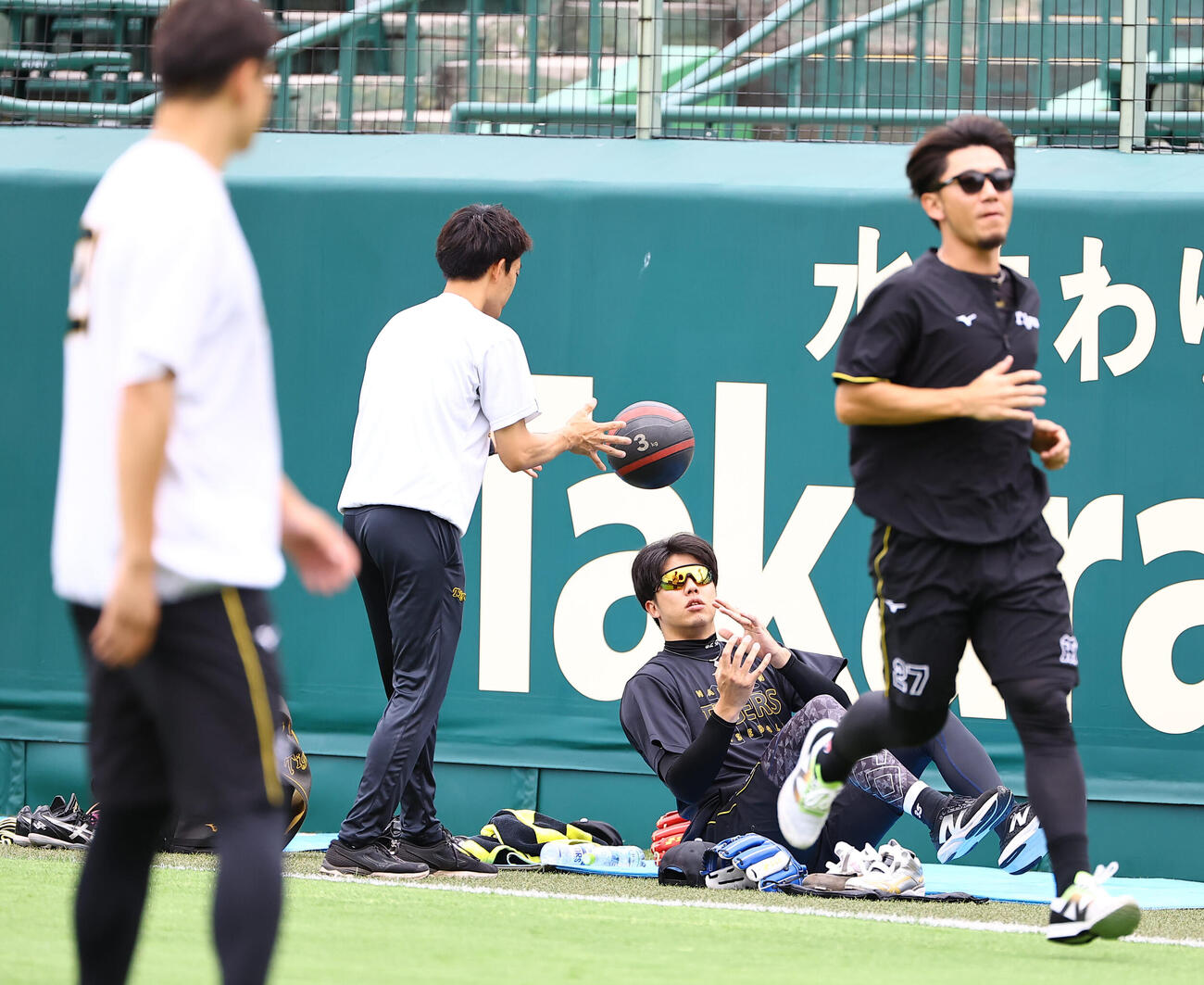 才木浩人（中央右）はメディシンボールでトレーニングする（撮影・上田博志)　♯2026年6月22日、甲子園球場、阪神練習