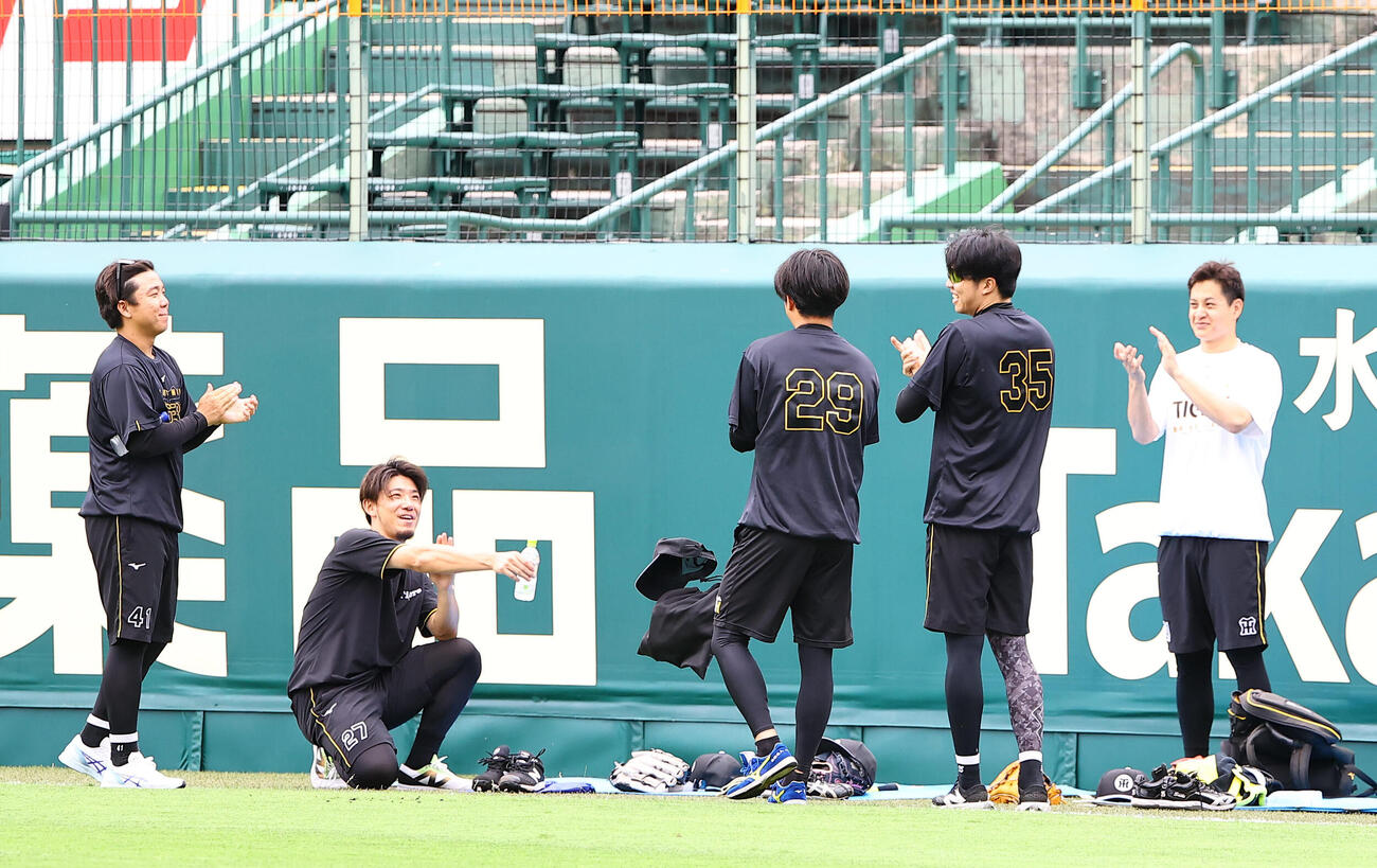 9勝目を上げた高橋遥人（中央）に拍手を送る左から村上頌樹、伊藤将司、1人置いて才木浩人、大竹耕太郎（撮影・上田博志)　♯2026年6月22日、甲子園球場、阪神練習