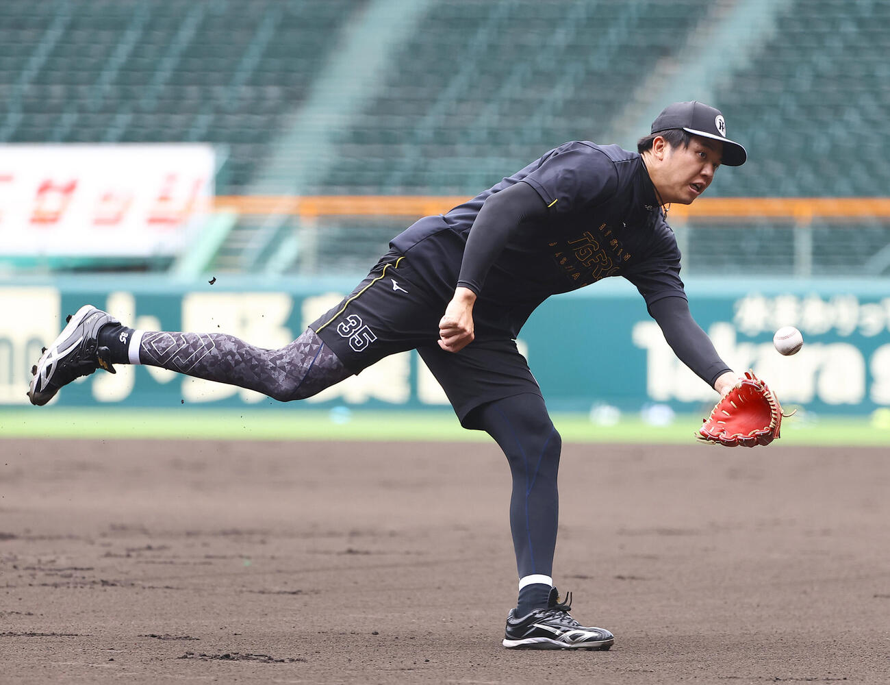 投内連係プレーの練習で本塁へグラブトスをする才木浩人（撮影・上田博志)　♯2026年6月22日、甲子園球場、阪神練習