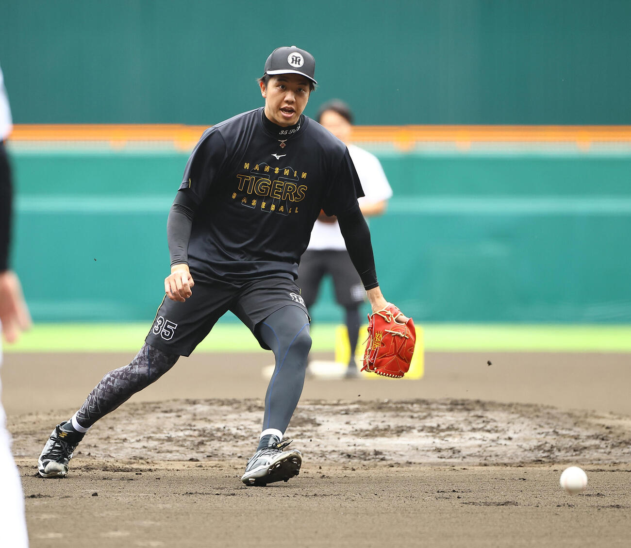 ノックを受ける才木浩人（撮影・上田博志)　♯2026年6月22日、甲子園球場、阪神練習