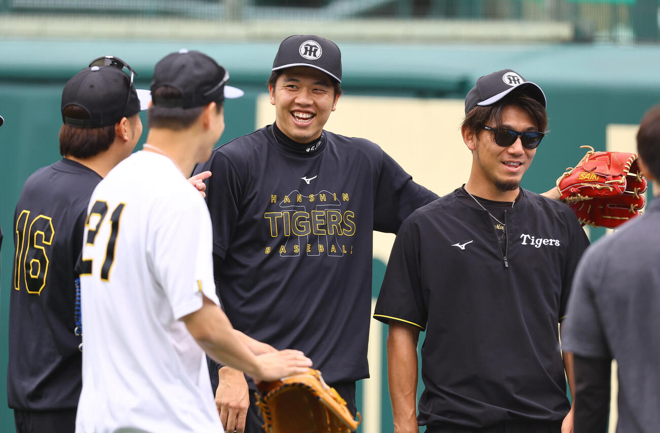 才木浩人（中央）は投手陣と笑顔を見せる（撮影・上田博志)　♯2026年6月22日、甲子園球場、阪神練習