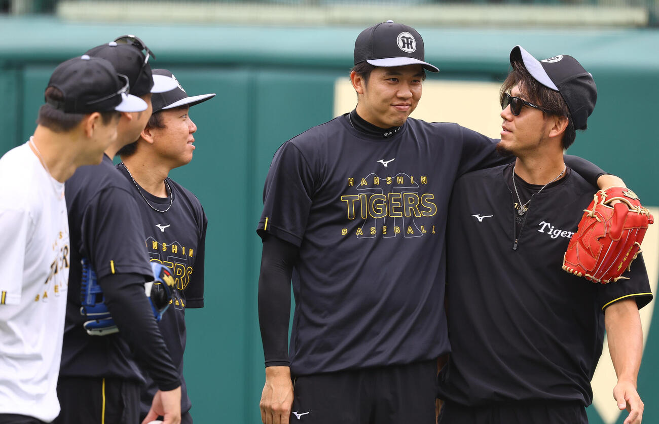 伊藤将司（右）と肩を組む才木浩人（撮影・上田博志)　♯2026年6月22日、甲子園球場、阪神練習