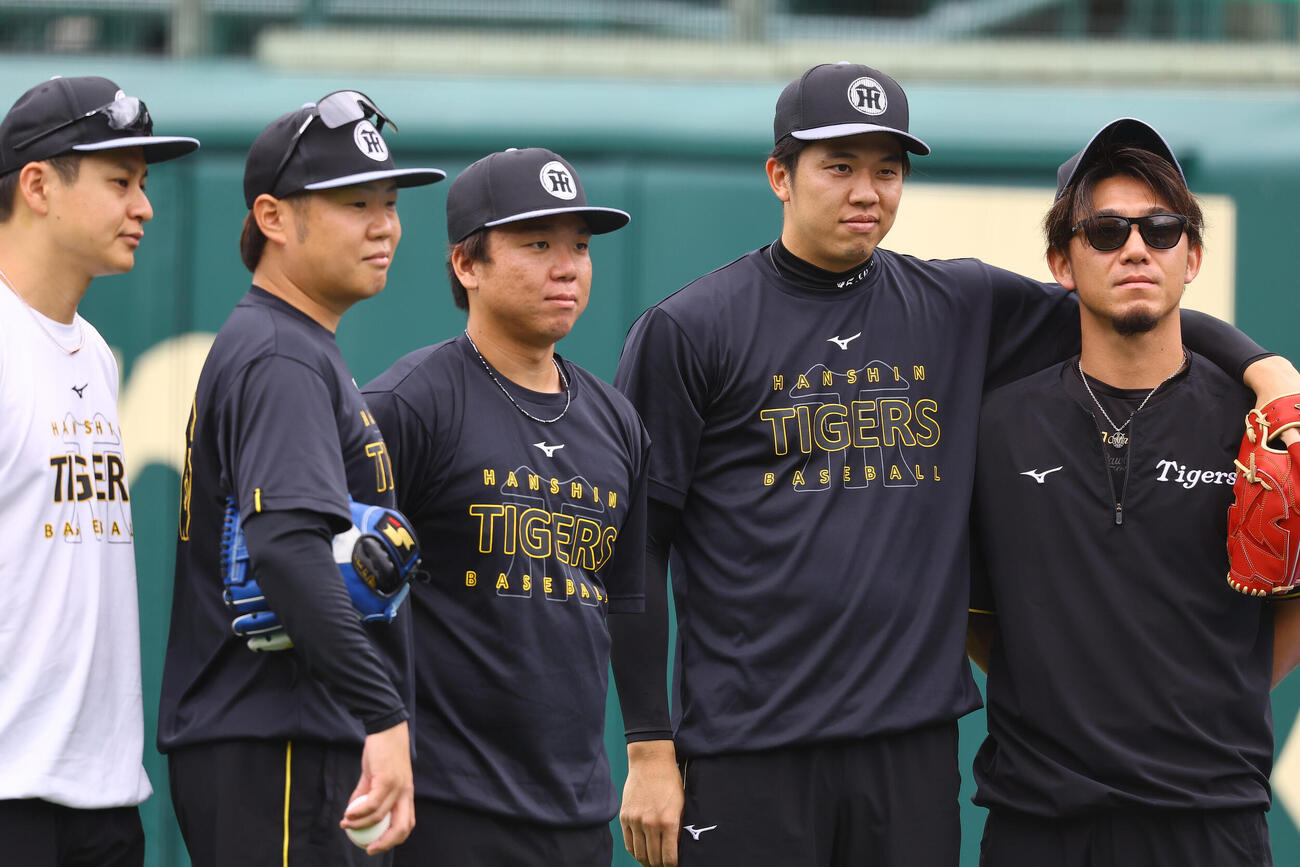 練習前に記念撮影をする左から大竹耕太郎、西勇輝、村上頌樹、才木浩人、伊藤将司（撮影・上田博志)　♯2026年6月22日、甲子園球場、阪神練習