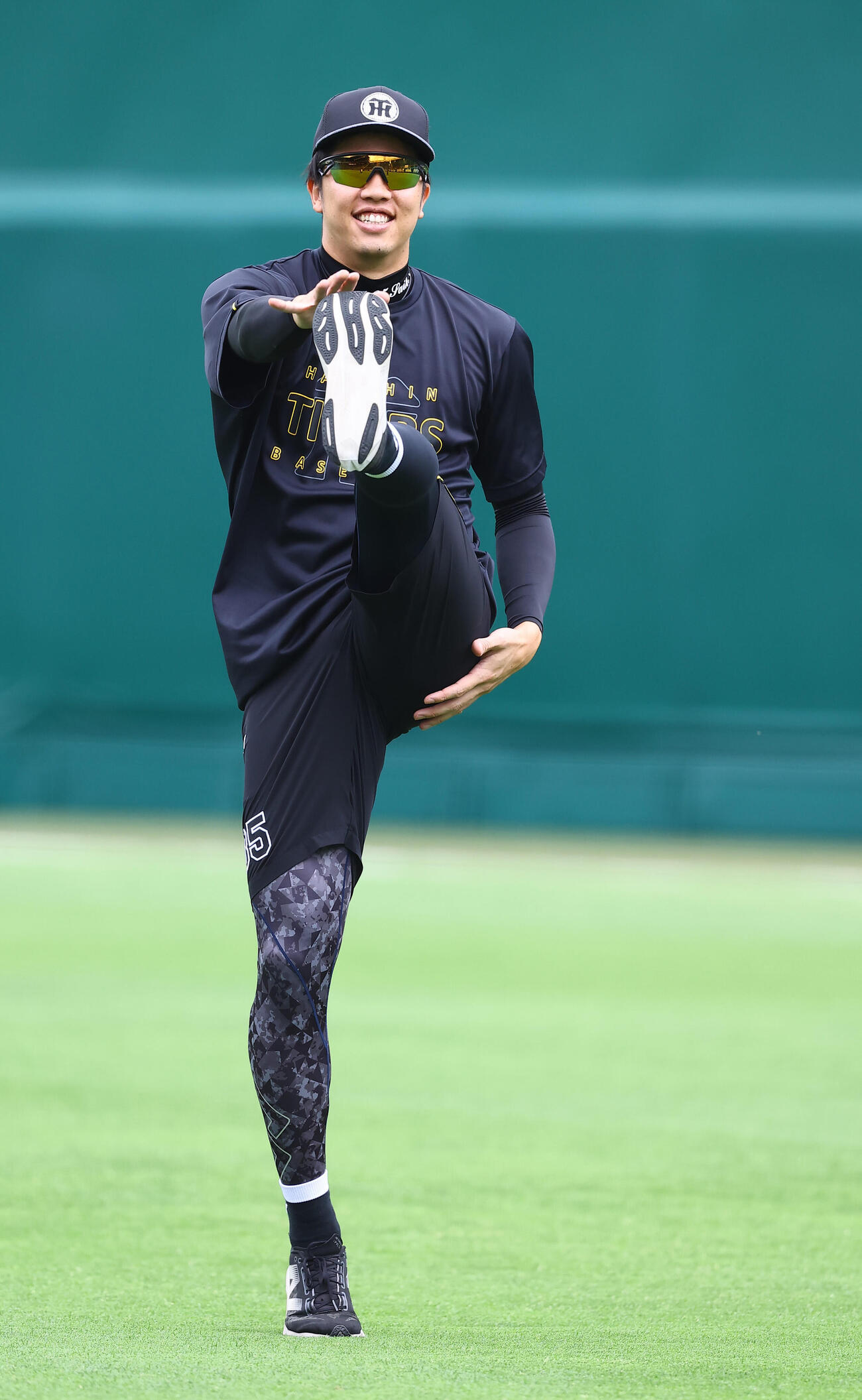 ウオーミングアップをする才木浩人（撮影・上田博志)　♯2026年6月22日、甲子園球場、阪神練習