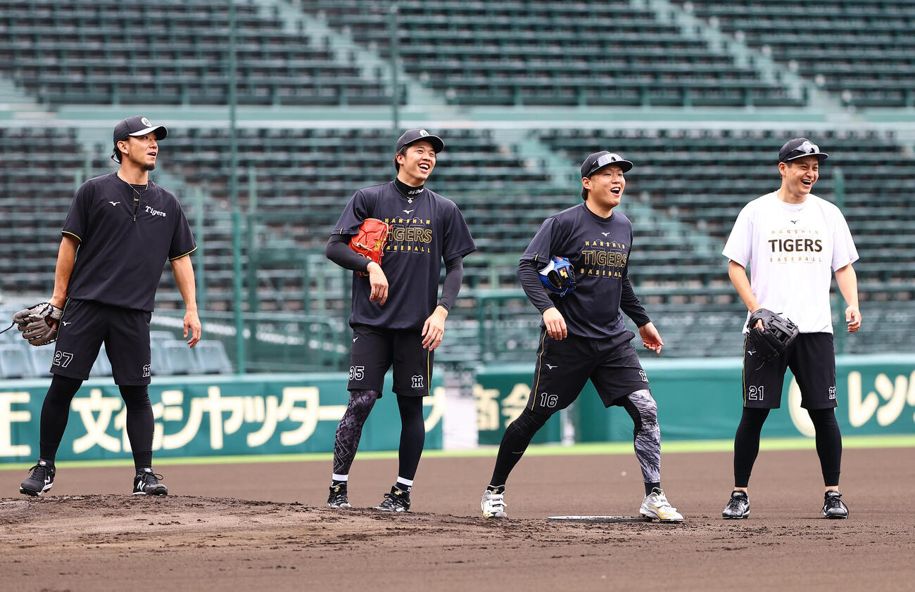笑顔を見せながら練習に励む右から大竹耕太郎、西勇輝、才木浩人、伊藤将司（撮影・上田博志)　♯2026年6月22日、甲子園球場、阪神練習