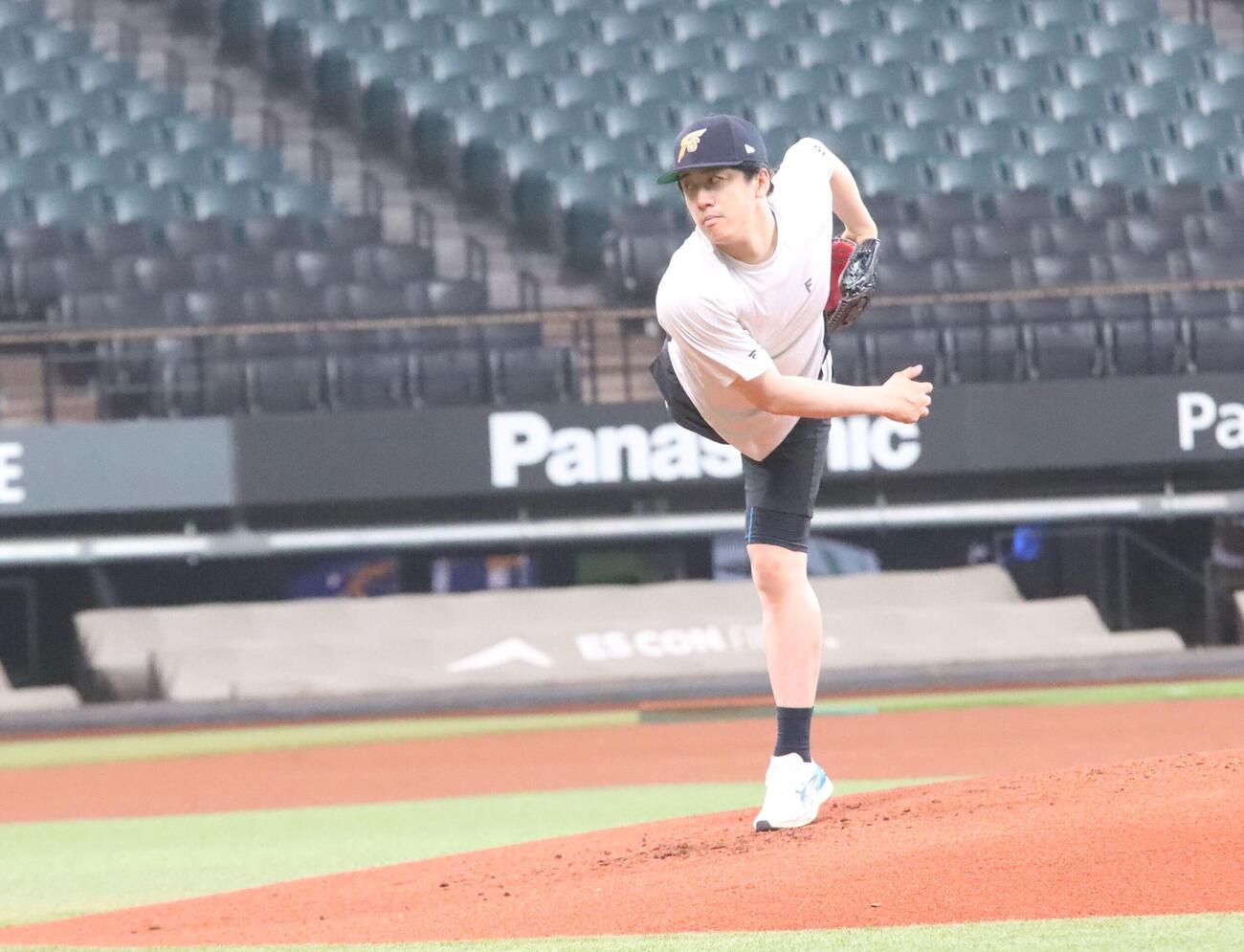 エスコンフィールドのマウンドで投球イメージをふくらませる日本ハム北山