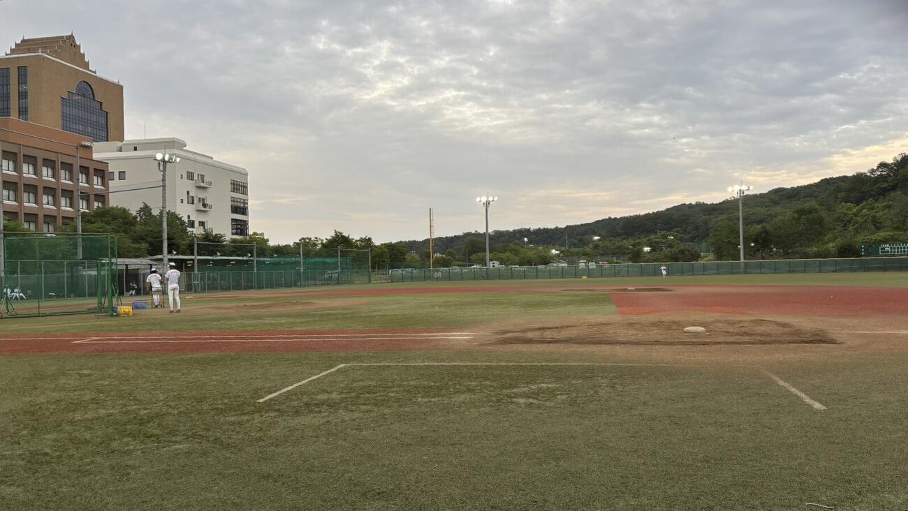 駿河台大学の人工芝の野球場（撮影・塚本光）