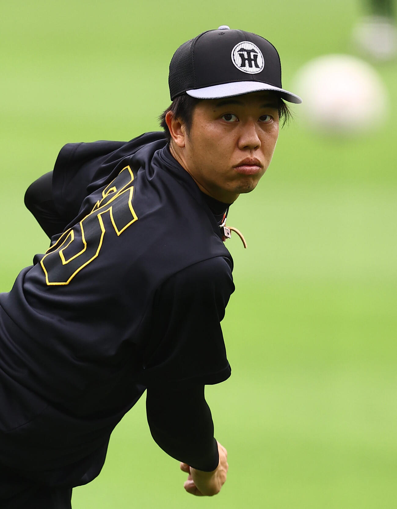 キャッチボールをする才木浩人（撮影・上田博志)