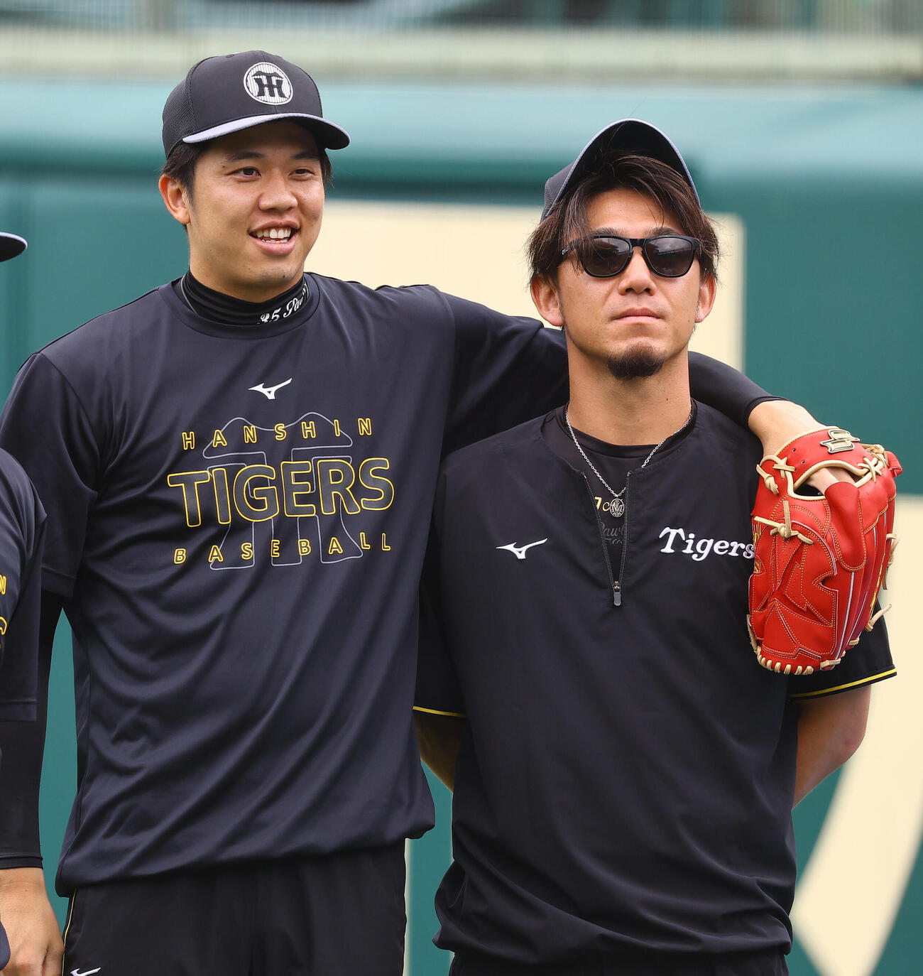 伊藤将司（右）と肩を組む才木浩人（撮影・上田博志)