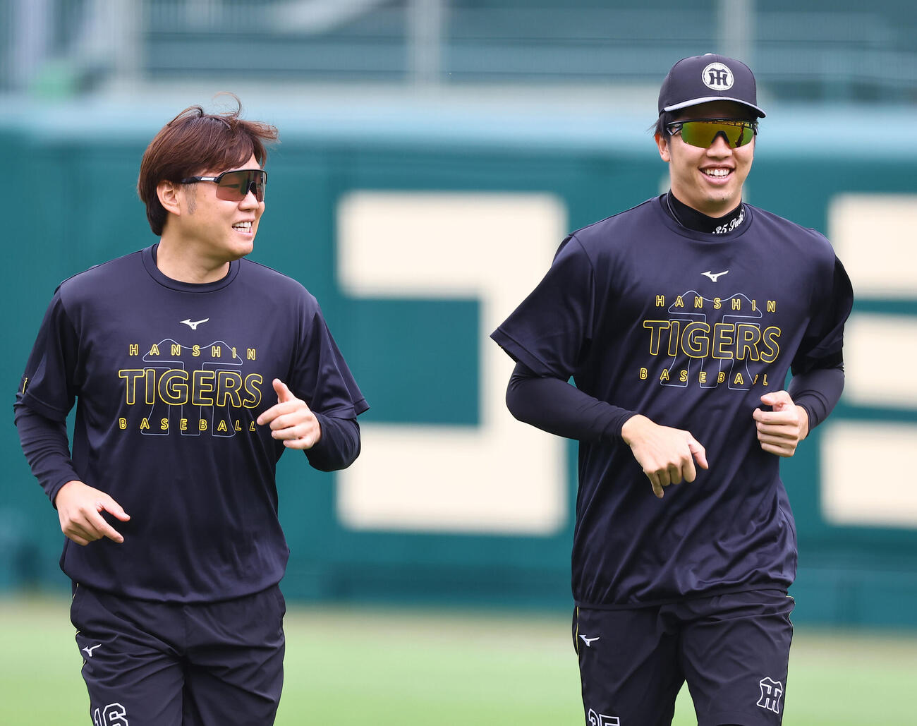 笑顔を見せる才木浩人（右）と西勇輝（撮影・上田博志)　♯2026年6月22日、甲子園球場、阪神練習