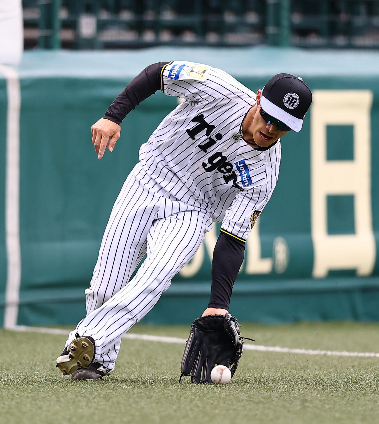 ノックを受ける福島圭音（撮影・上田博志)　