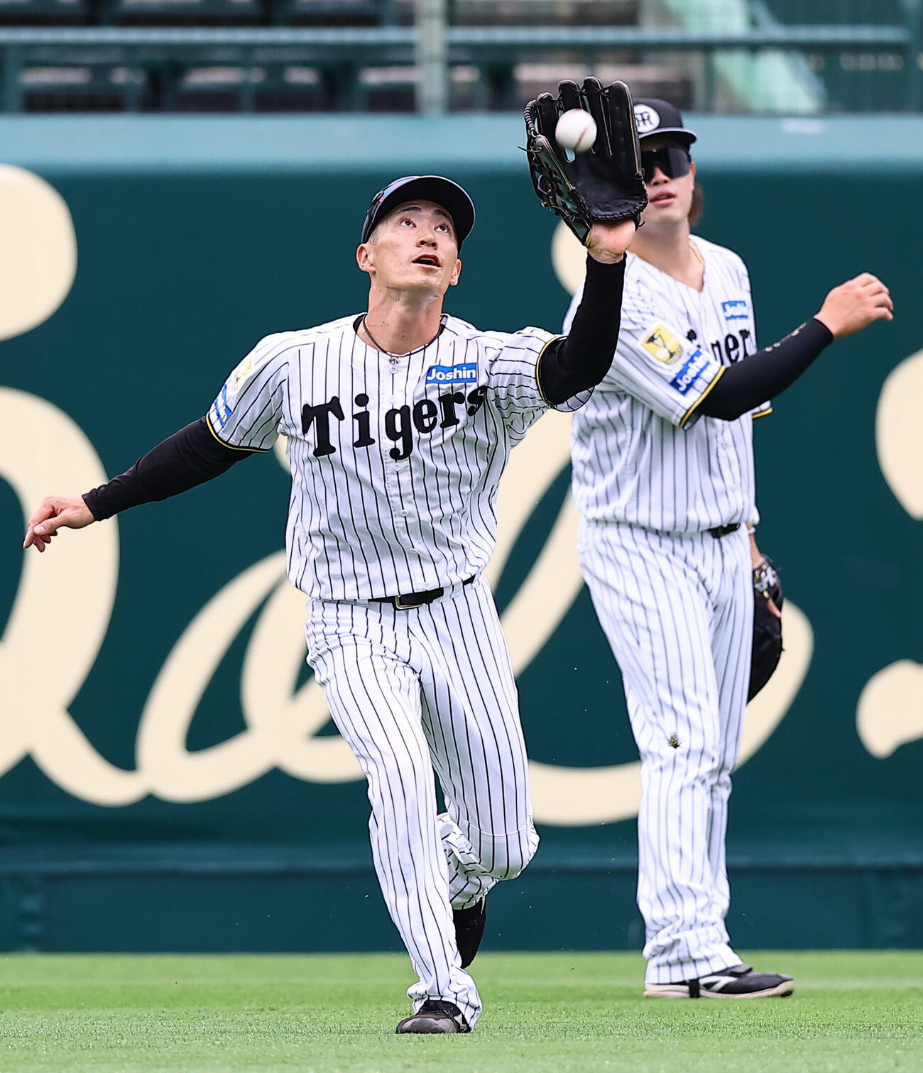 ノックを受ける福島圭音（左）と浜田太貴（撮影・上田博志)