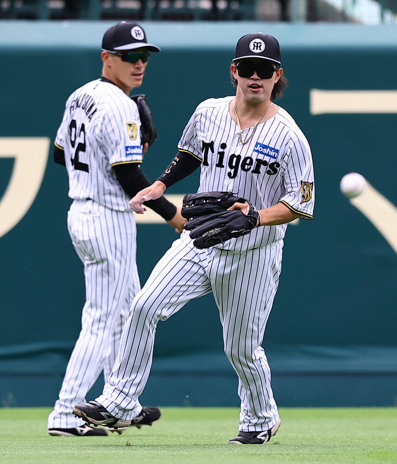ノックを受ける浜田太貴（右）と福島圭音（撮影・上田博志)　