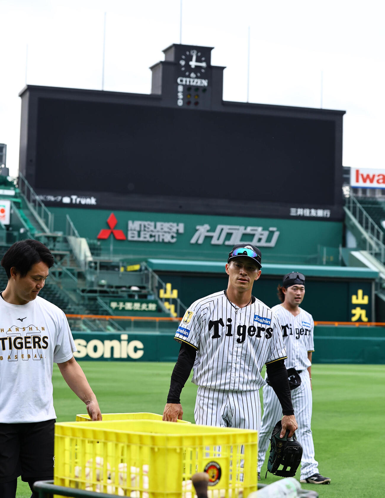 甲子園球場でノックを受けた福島圭音（中央）と浜田太貴（右）（撮影・上田博志)　