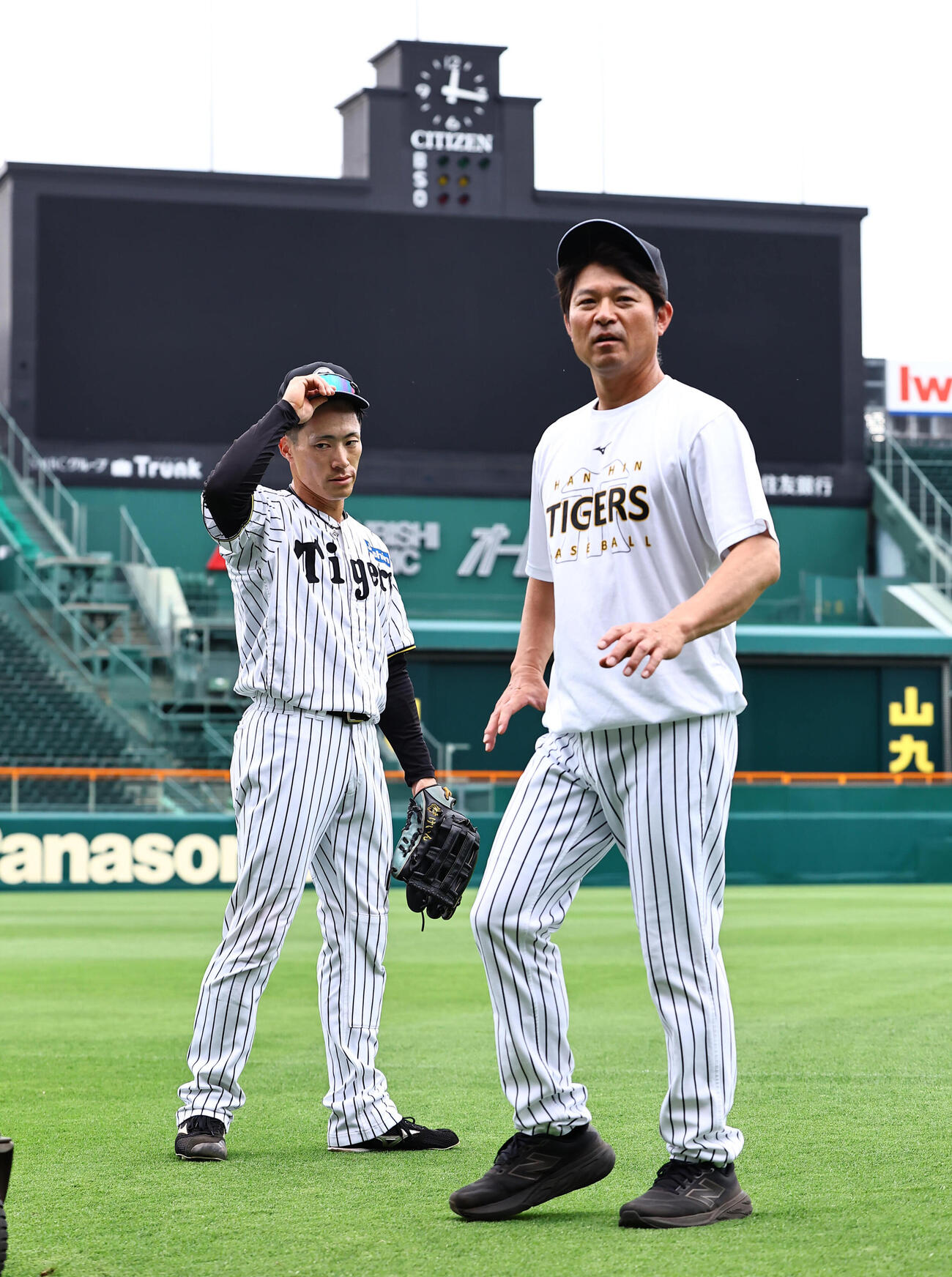 筒井壮コーチ（右）の指導を受けながら守備練習した福島圭音（撮影・上田博志)　