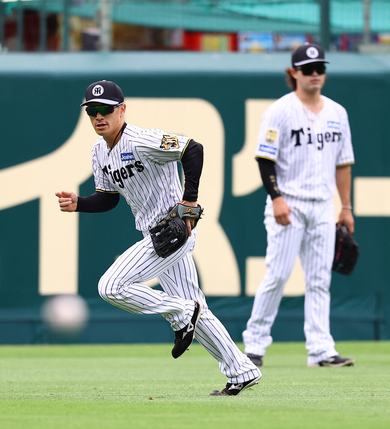外野ノックを受ける福島圭音（左）と浜田太貴（撮影・上田博志)　