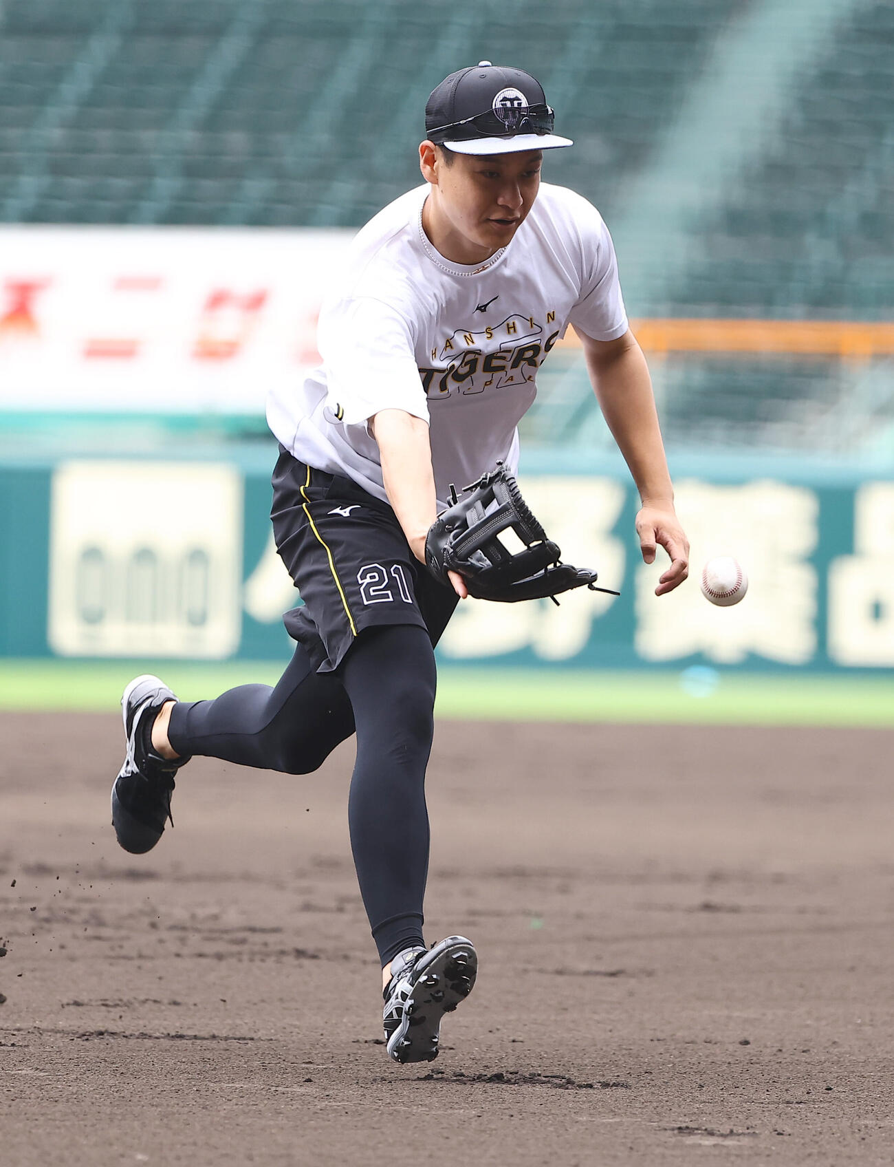 投内連係プレーの練習で本塁へグラブトスをする大竹耕太郎（撮影・上田博志)　