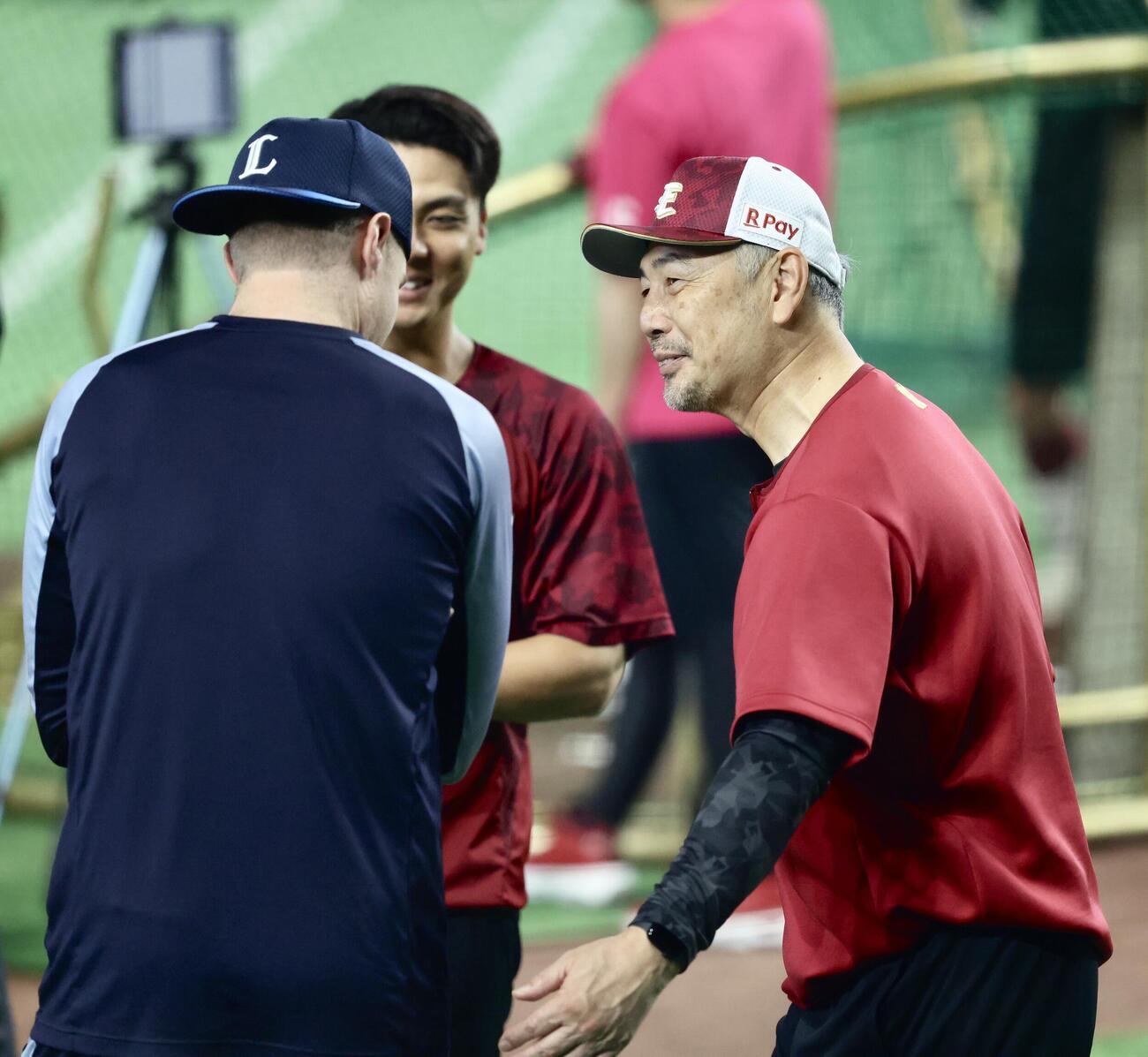 楽天対西武　試合前、西武ネビン（左）と言葉を交わす楽天吉井理人監督（撮影・河田真司）