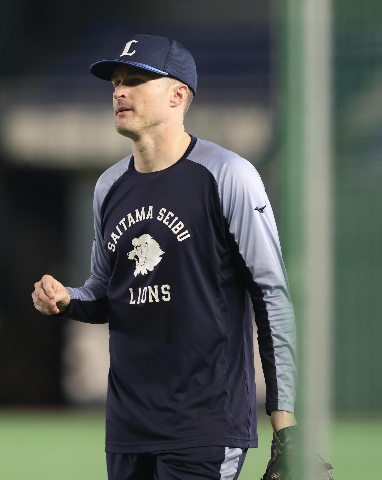 楽天対西武　試合前、練習に臨む西武ネビン（撮影・河田真司）
