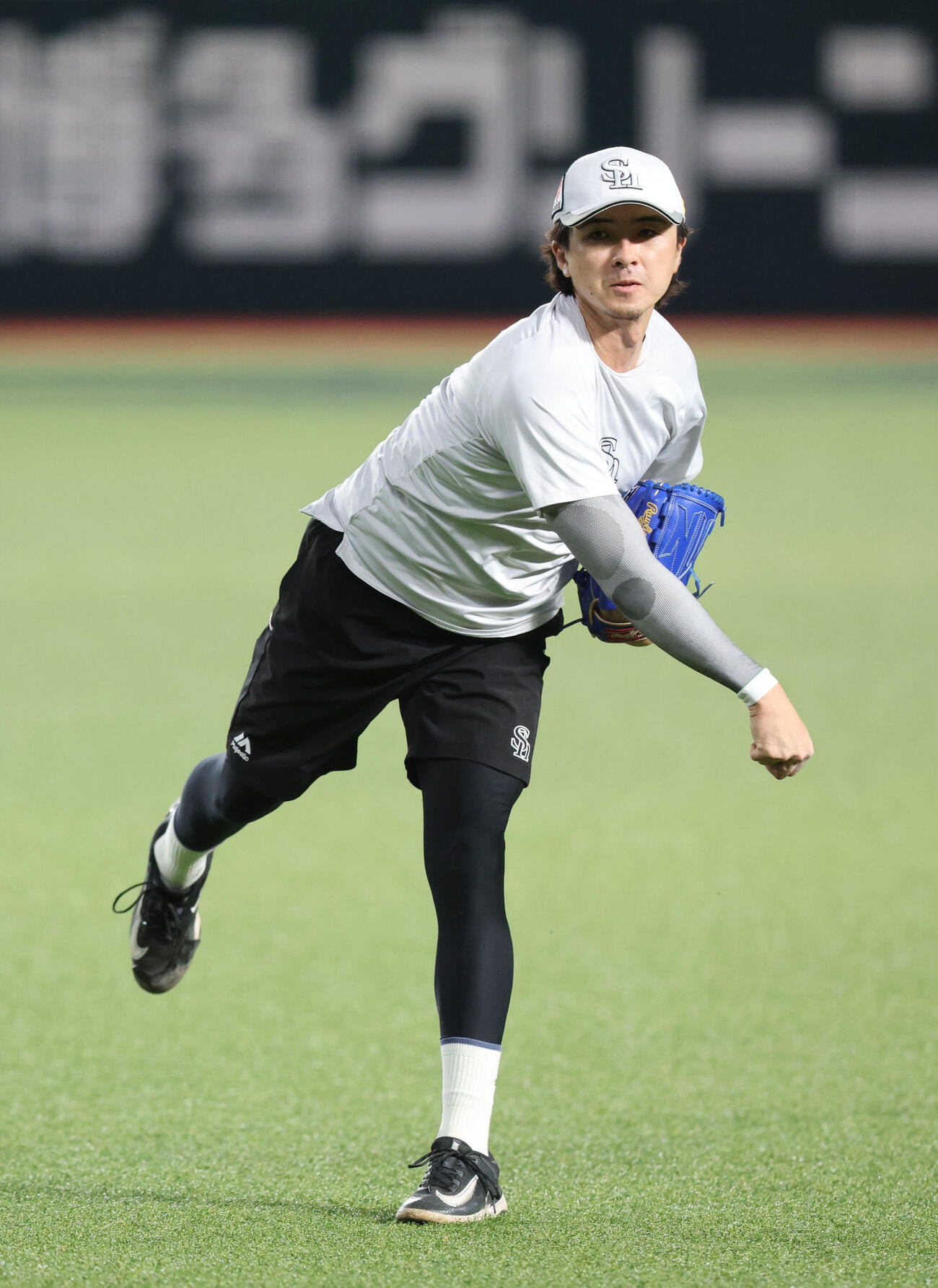 キャッチボールで調整するソフトバンク上沢直之（撮影・梅根麻紀）＝2026年6月22日