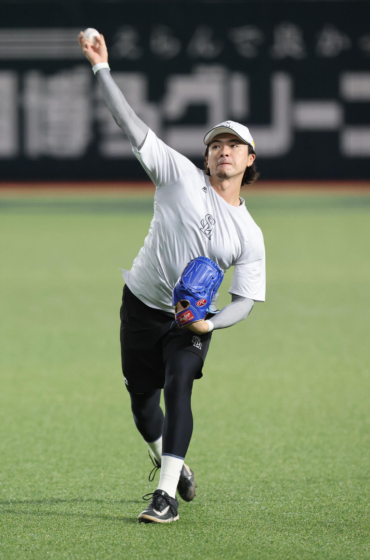 キャッチボールで調整するソフトバンク上沢直之（撮影・梅根麻紀）＝2026年6月22日