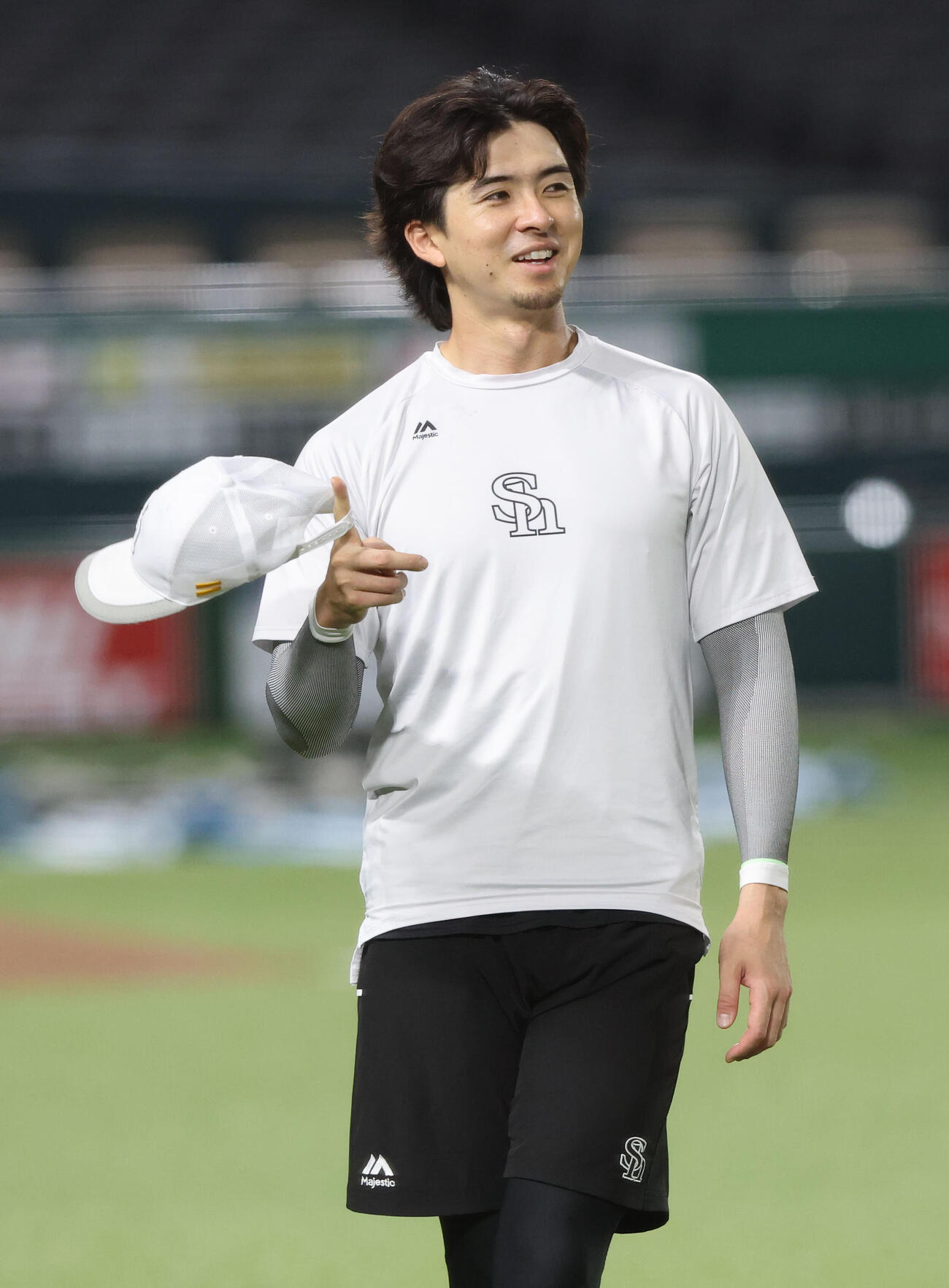 練習中に笑顔を見せるソフトバンク上沢直之（撮影・梅根麻紀）＝2026年6月22日