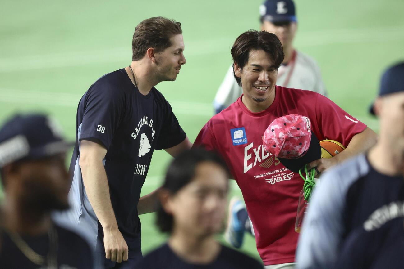 楽天対西武　試合前、言葉を交わす西武ワイナンス（左）と楽天前田健太（撮影・河田真司）