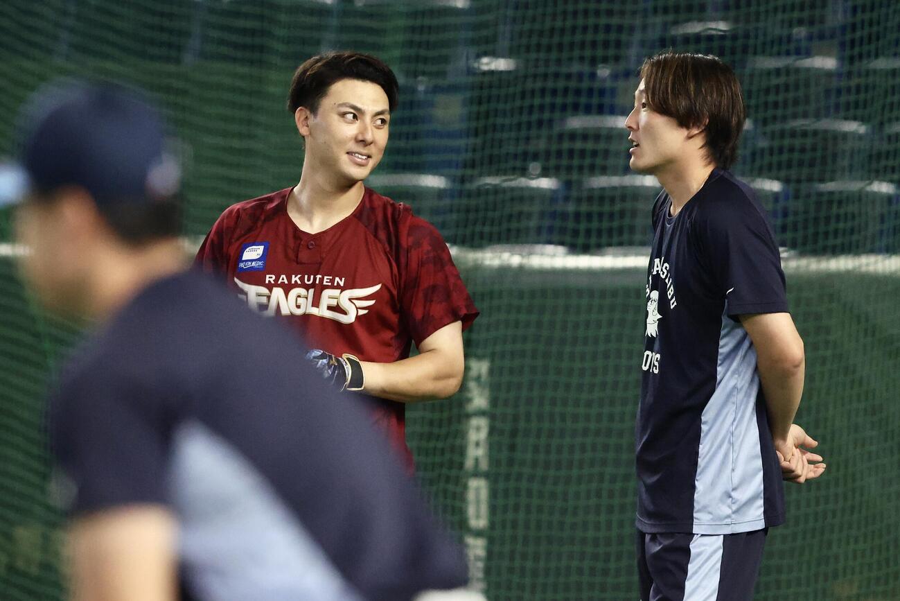 楽天対西武　試合前、言葉を交わす楽天村林一輝（左）と西武源田壮亮（撮影・河田真司）