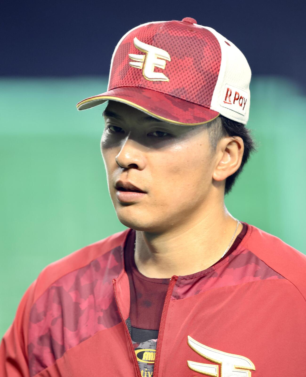楽天対西武　試合前、移動する楽天早川隆久（撮影・河田真司）