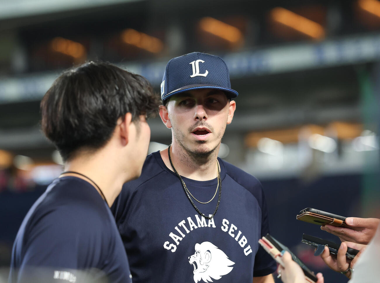 楽天対西武　囲み取材を受ける西武アラン・ワイナンス（撮影・増田悦実）