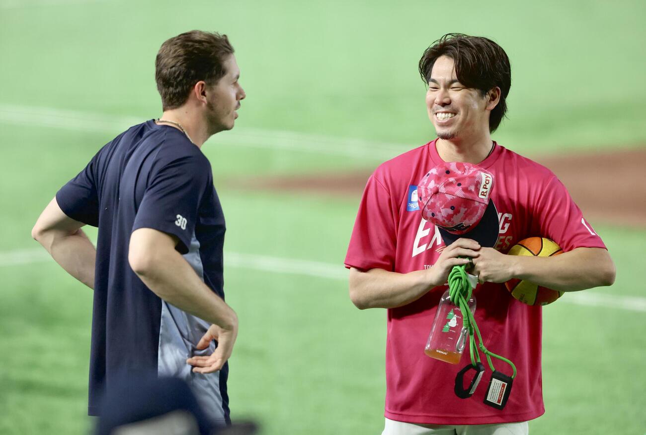 楽天対西武　試合前、言葉を交わす西武ワイナンス（左）と楽天前田健太（撮影・河田真司）