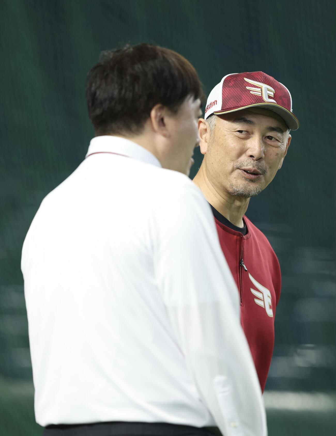 楽天対西武　試合前、石井一久GM（手前）と言葉を交わす楽天吉井理人監督（撮影・河田真司）