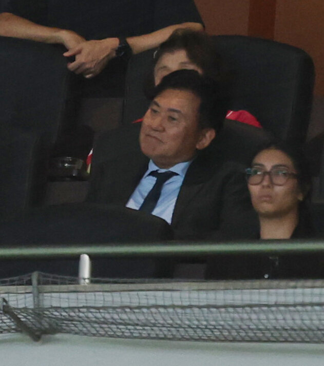 楽天対西武を見守る楽天三木谷浩史オーナー（撮影・増田悦実）