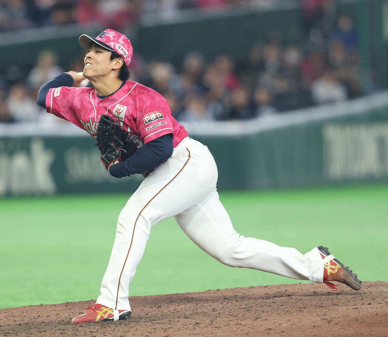 楽天対西武　延長12回表、力投する中込陽翔（撮影・河田真司）