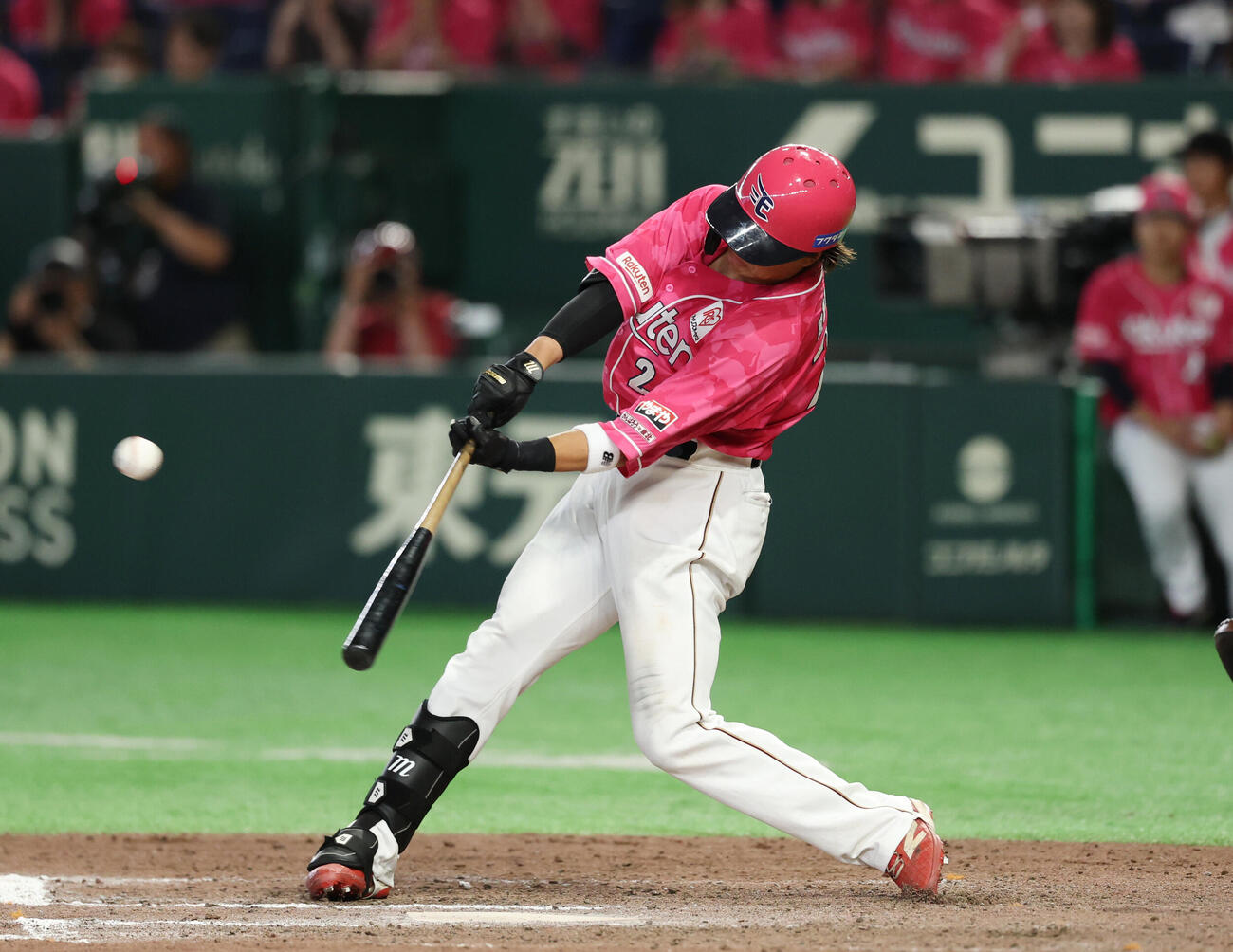楽天対西武　12回裏楽天2死二塁、サヨナラ安打を放つ黒川史陽（撮影・増田悦実）