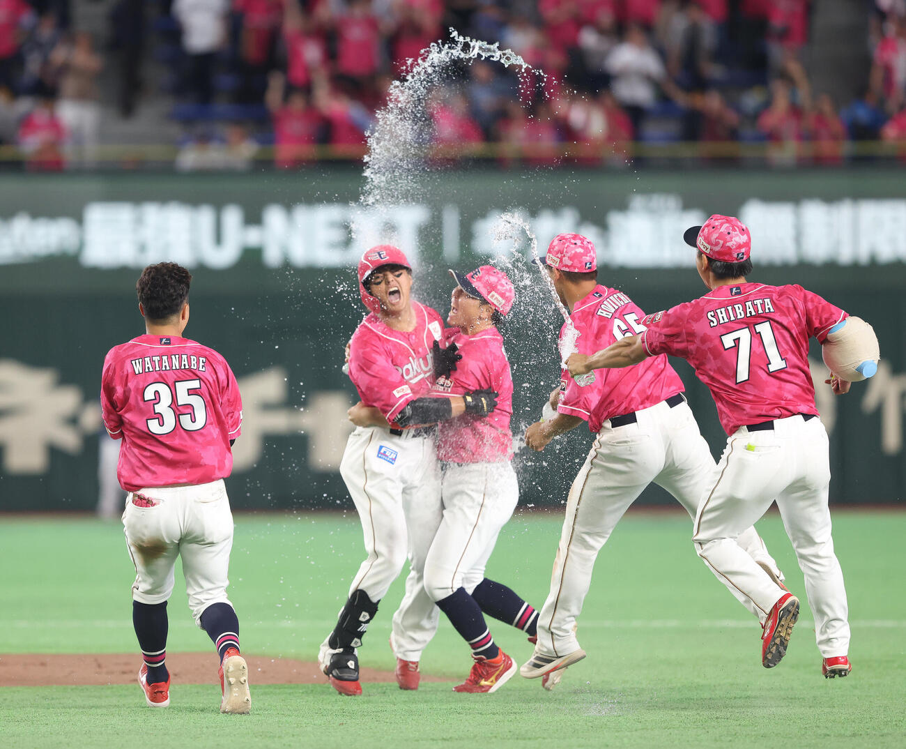楽天対西武　延長12回裏、左前にサヨナラ適時打を放ち、チームメートから手洗い祝福を受ける黒川史陽（中央）（撮影・河田真司）