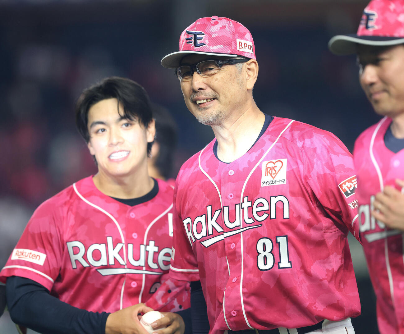 楽天対西武　西武に勝利し、プロ初勝利を挙げた中込陽翔（左）に勝利球を手渡す楽天吉井理人監督（撮影・河田真司）