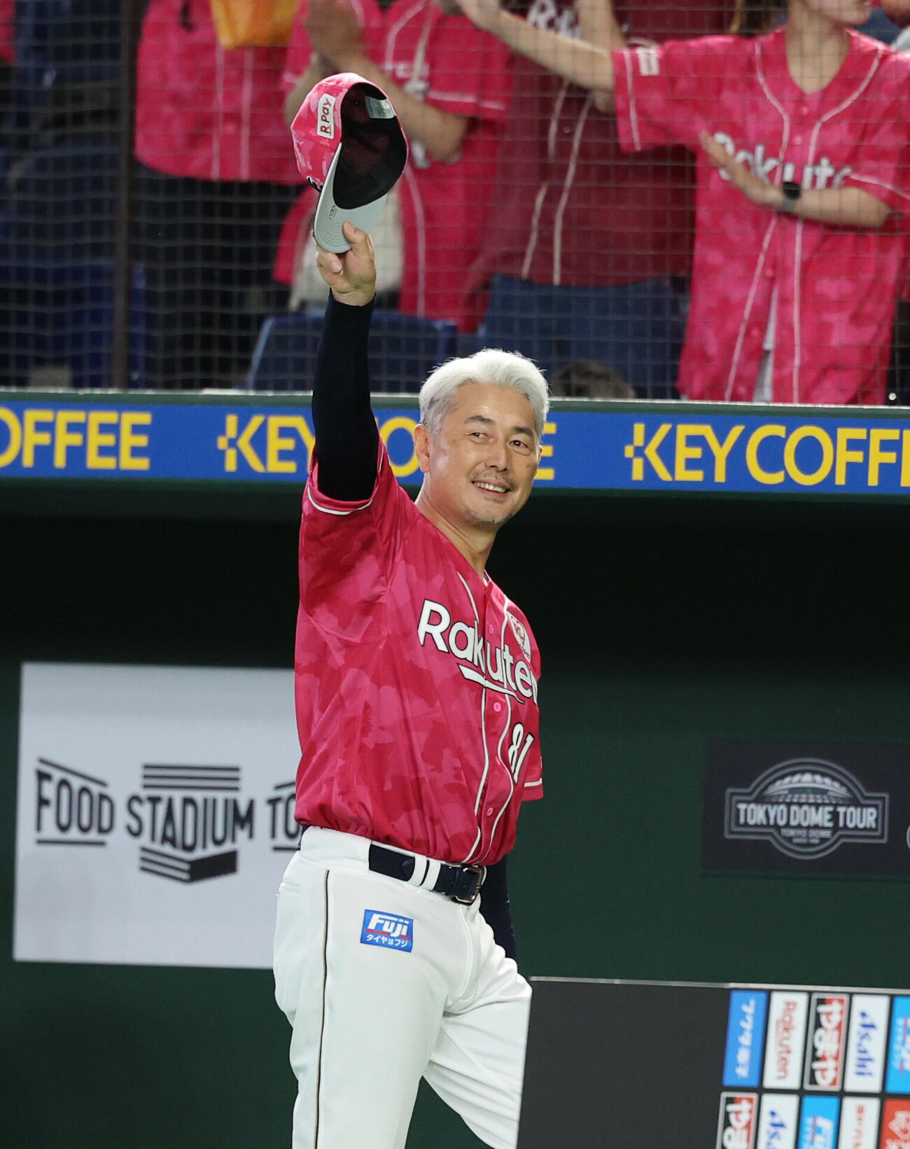 楽天対西武　サヨナラ勝ちし笑顔で手を振り引き揚げる楽天吉井理人監督（撮影・増田悦実）