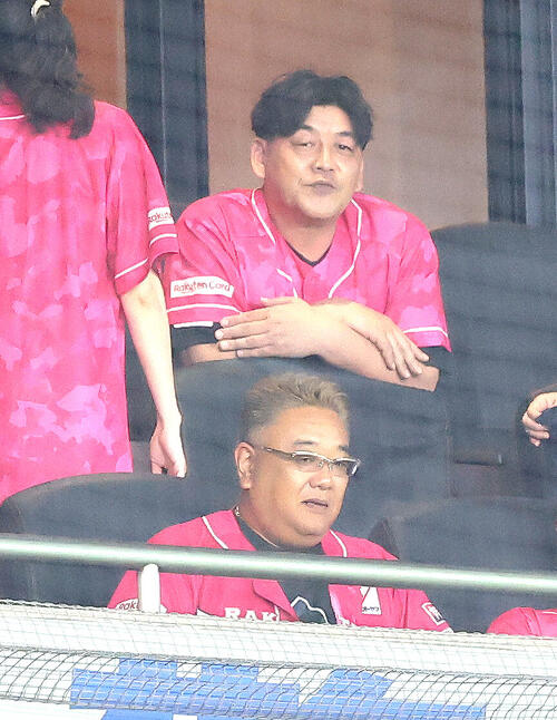 楽天対西武 試合を観戦するサンドウィッチマンの伊達みきお(下)と富澤たけし(撮影・河田真司)